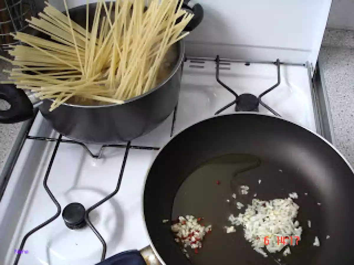 MACAROANE CU CARNE SI SOS DE ROSII - poza 3