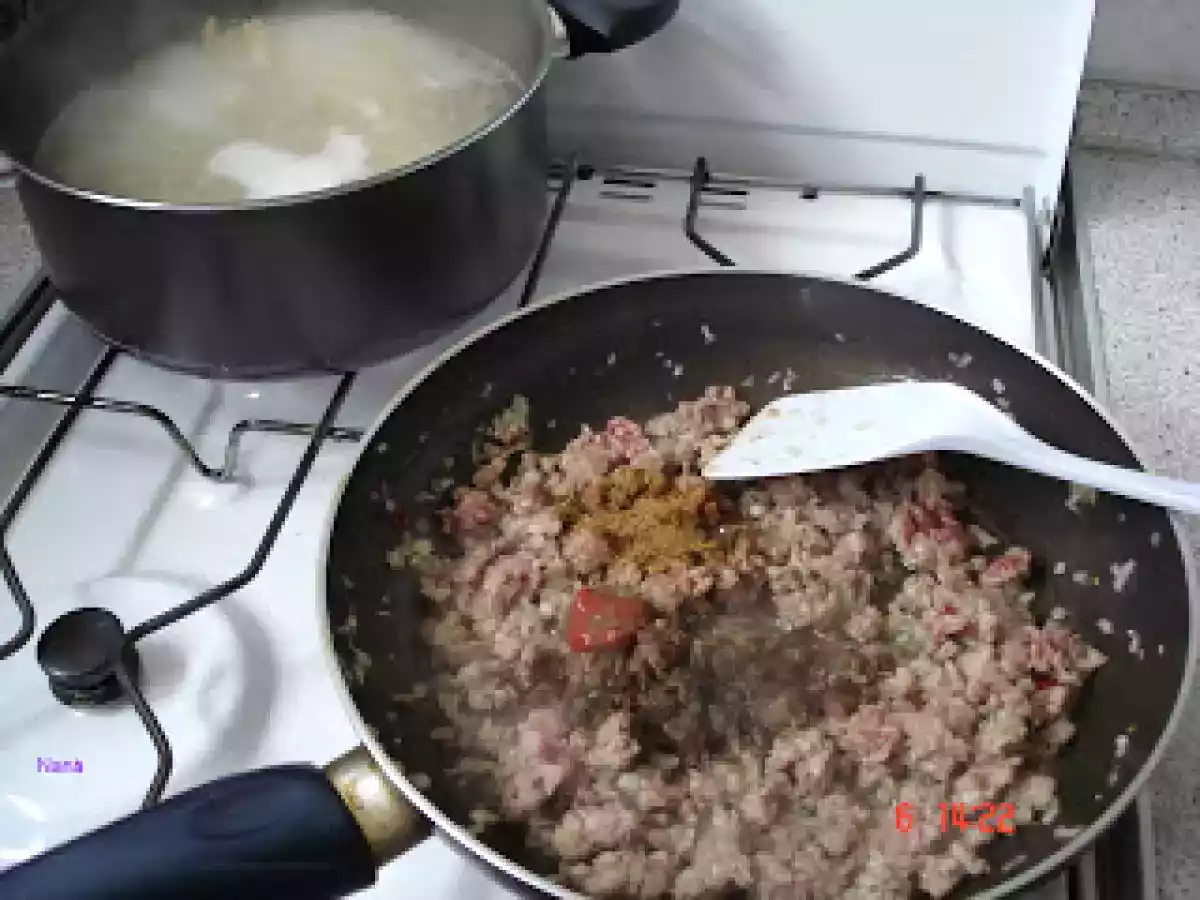 MACAROANE CU CARNE SI SOS DE ROSII - poza 4