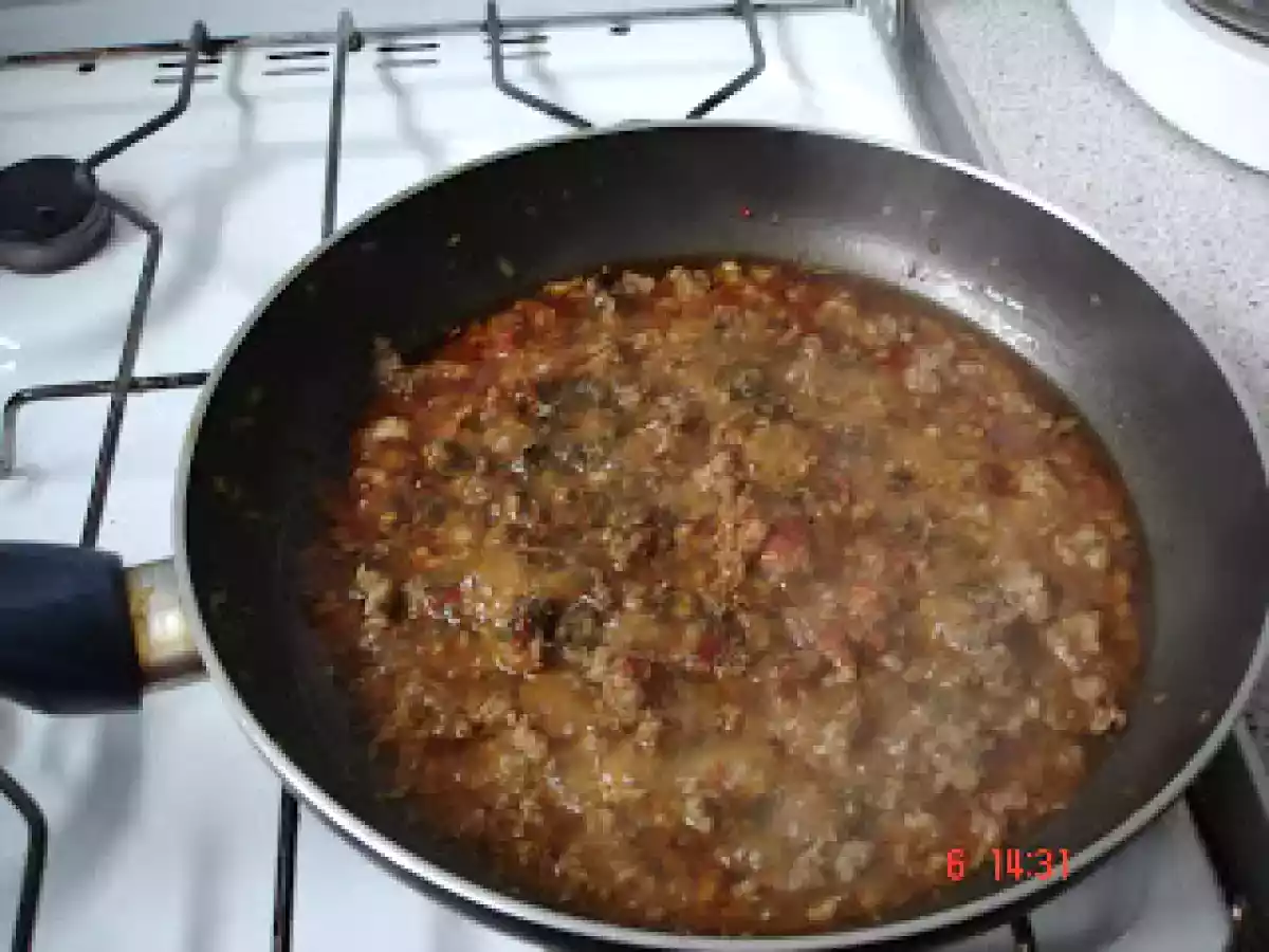 MACAROANE CU CARNE SI SOS DE ROSII - poza 5