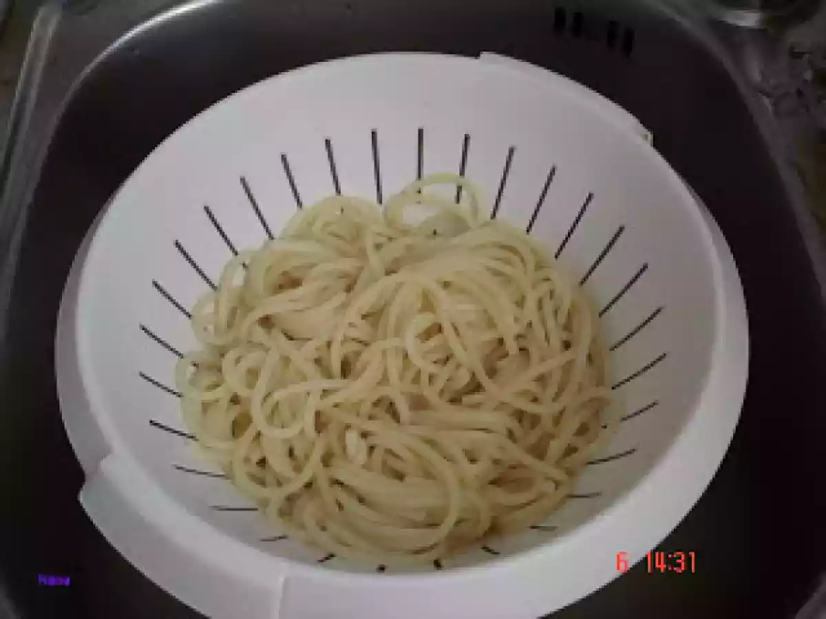 MACAROANE CU CARNE SI SOS DE ROSII - poza 6