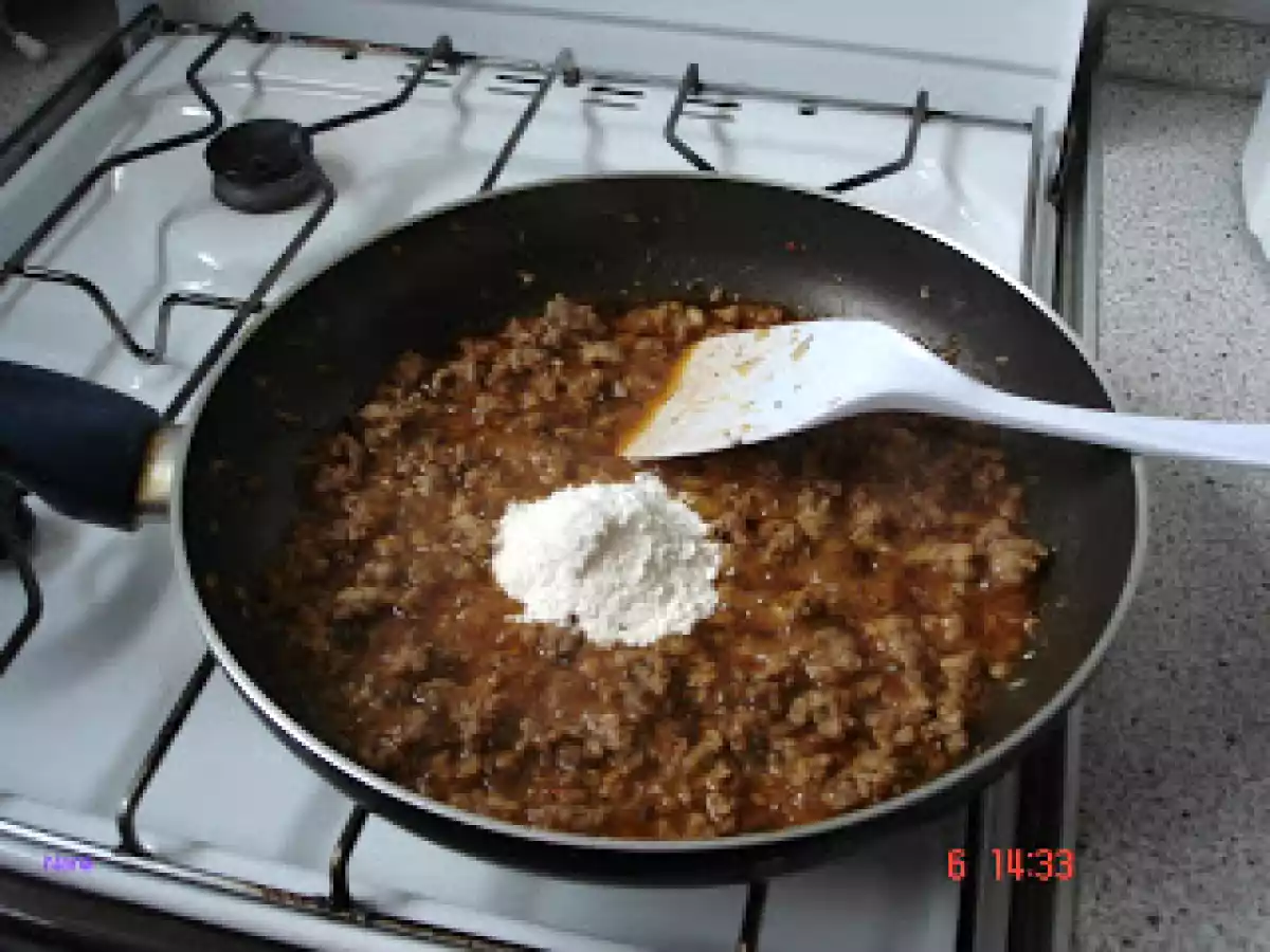 MACAROANE CU CARNE SI SOS DE ROSII - poza 7