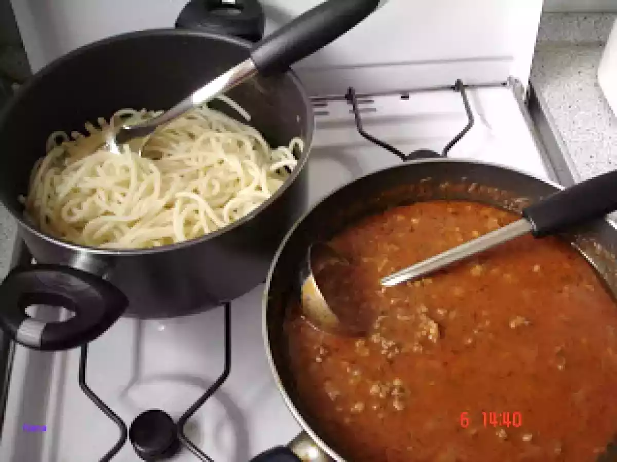 MACAROANE CU CARNE SI SOS DE ROSII - poza 8
