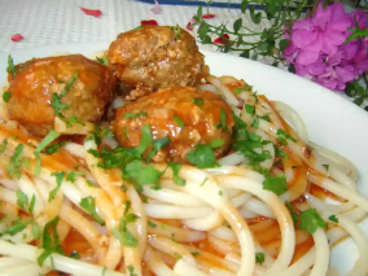 Macaroane cu chiftelute in sos tomat