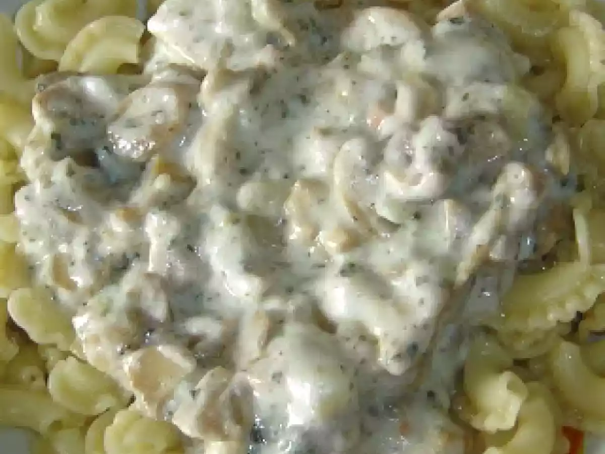 Macaroane cu ciuperci in sos de iaurt