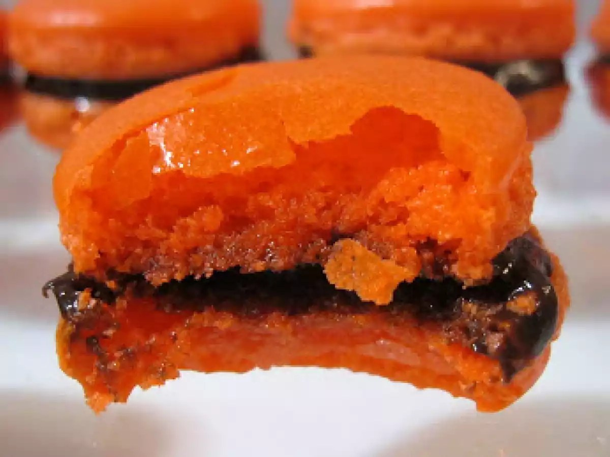 Macaron cu ciocolata si aroma de portocala