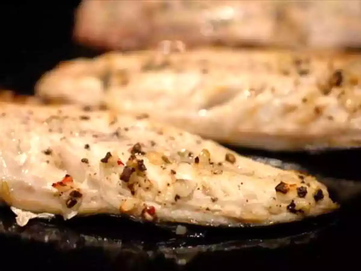 Macrou cu usturoi la cuptor