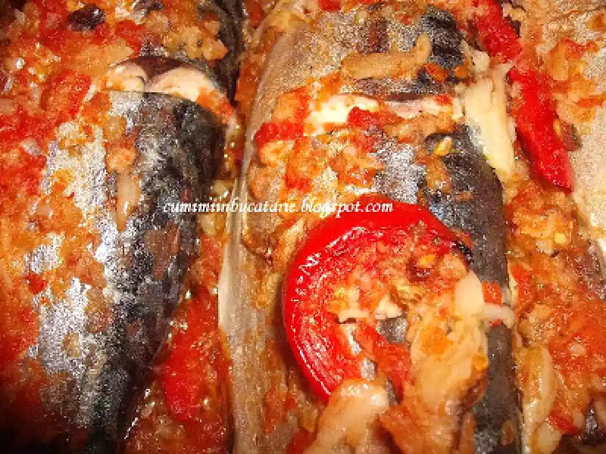 MACROU LA CUPTOR CU ROSII SI USTUROI