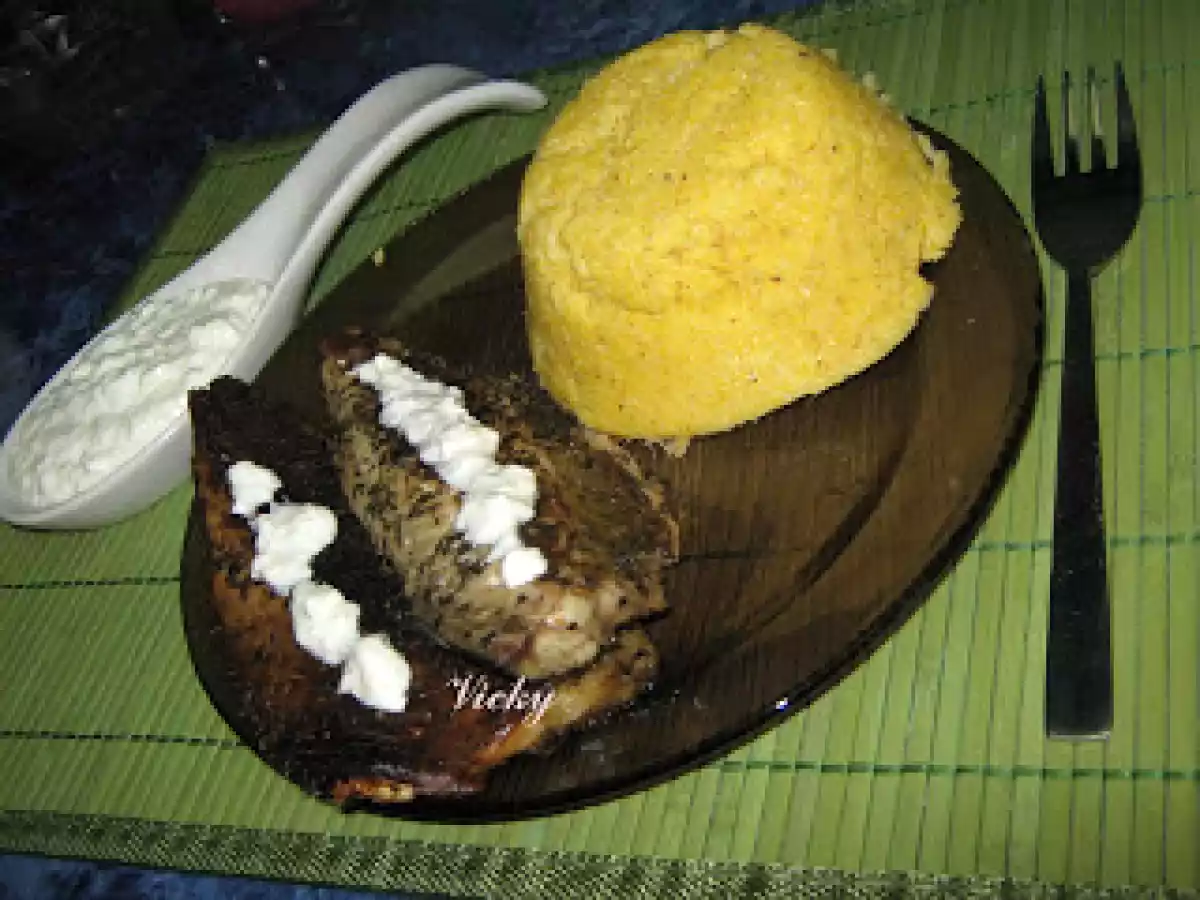 Macrou la gratar cu sos de usturoi