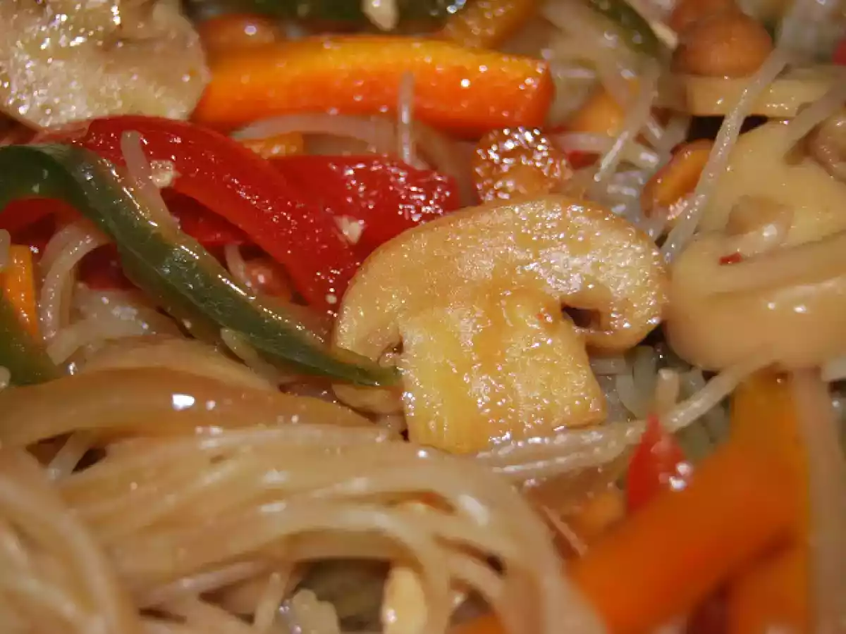 Mancare chinezeasca cu taitei de orez - poza 3