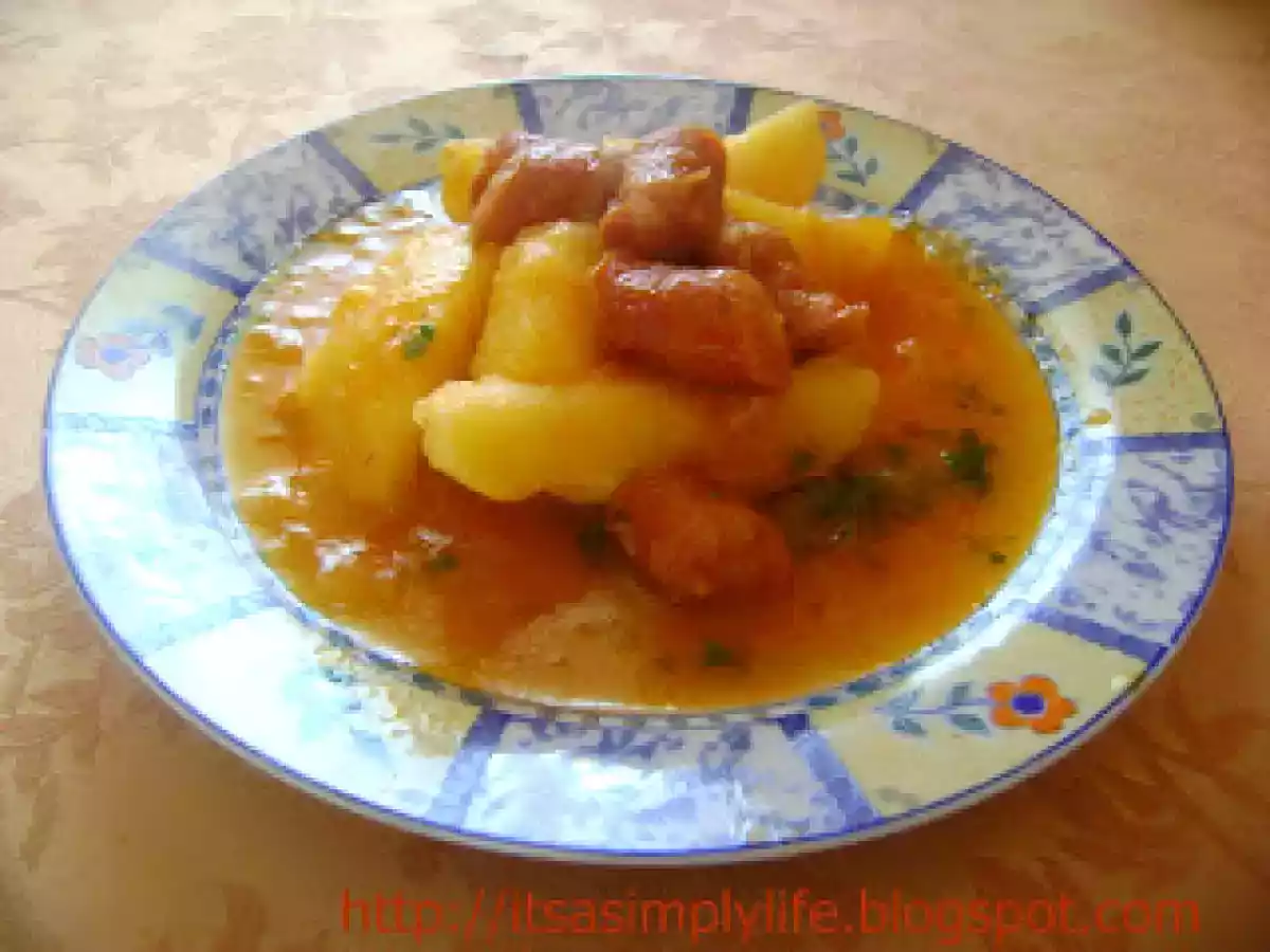 Mancare de cartofi cu carnati