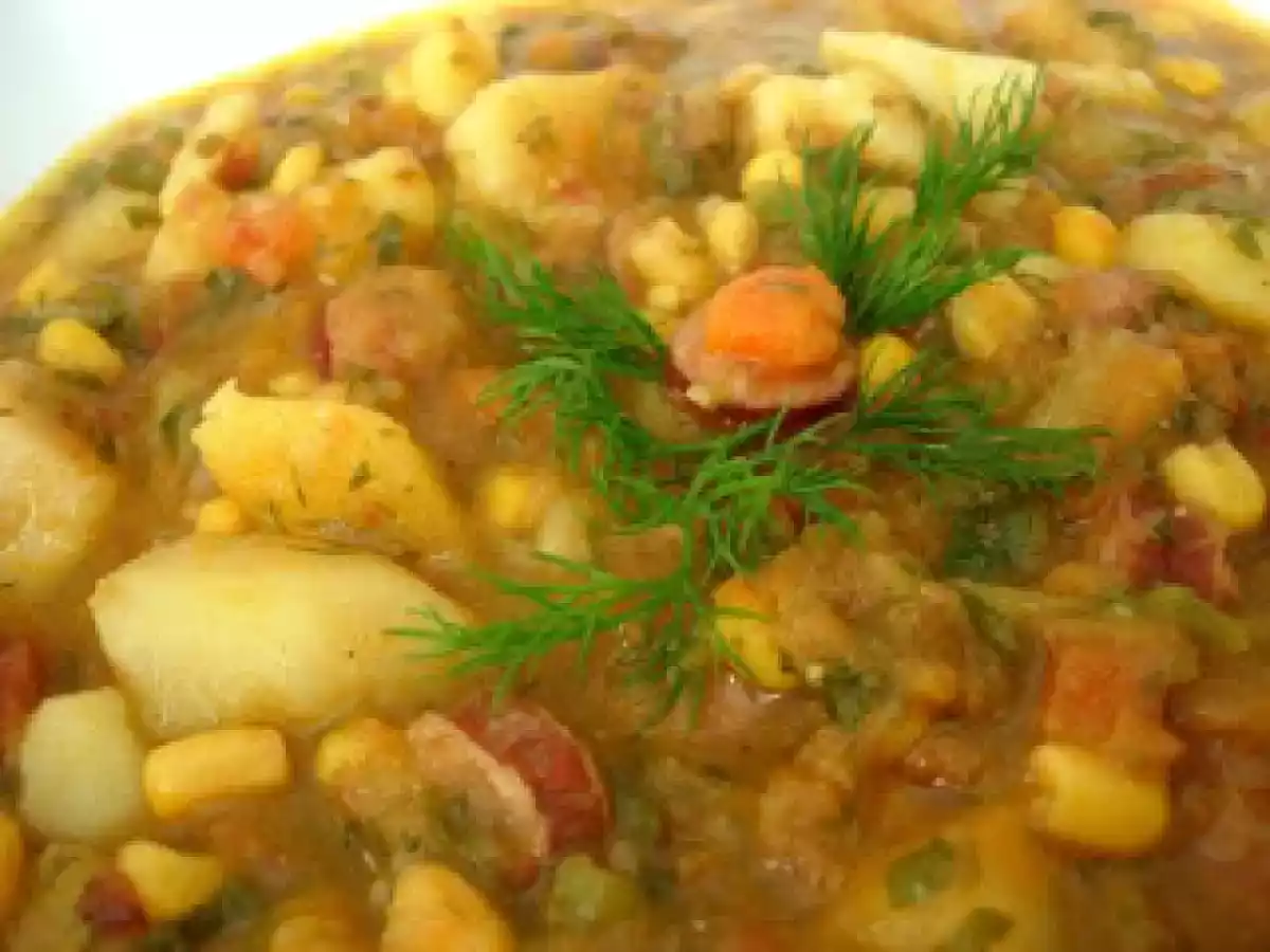 Mancare de cartofi cu porumb si carnati - poza 2
