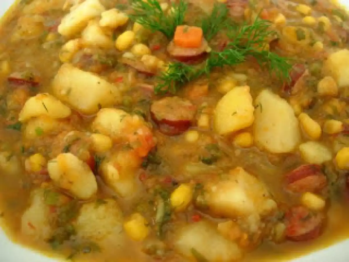 Mancare de cartofi cu porumb si carnati - poza 3
