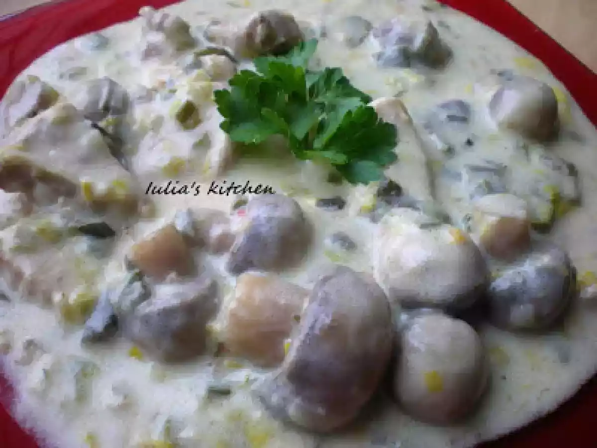 Mancare de ciuperci cu praz si carne de porc