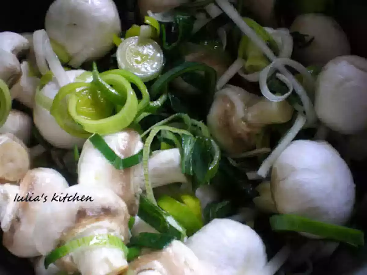 Mancare de ciuperci cu praz si carne de porc - poza 3