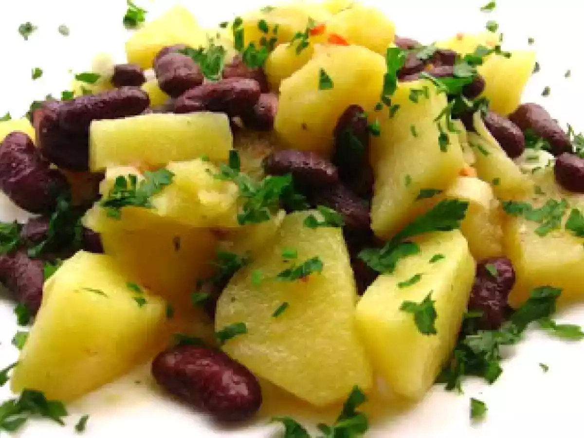 Mancare de fasole rosie cu cartofi