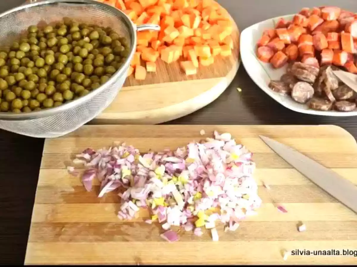 Mancare de mazare cu carnaciori afumati - poza 2