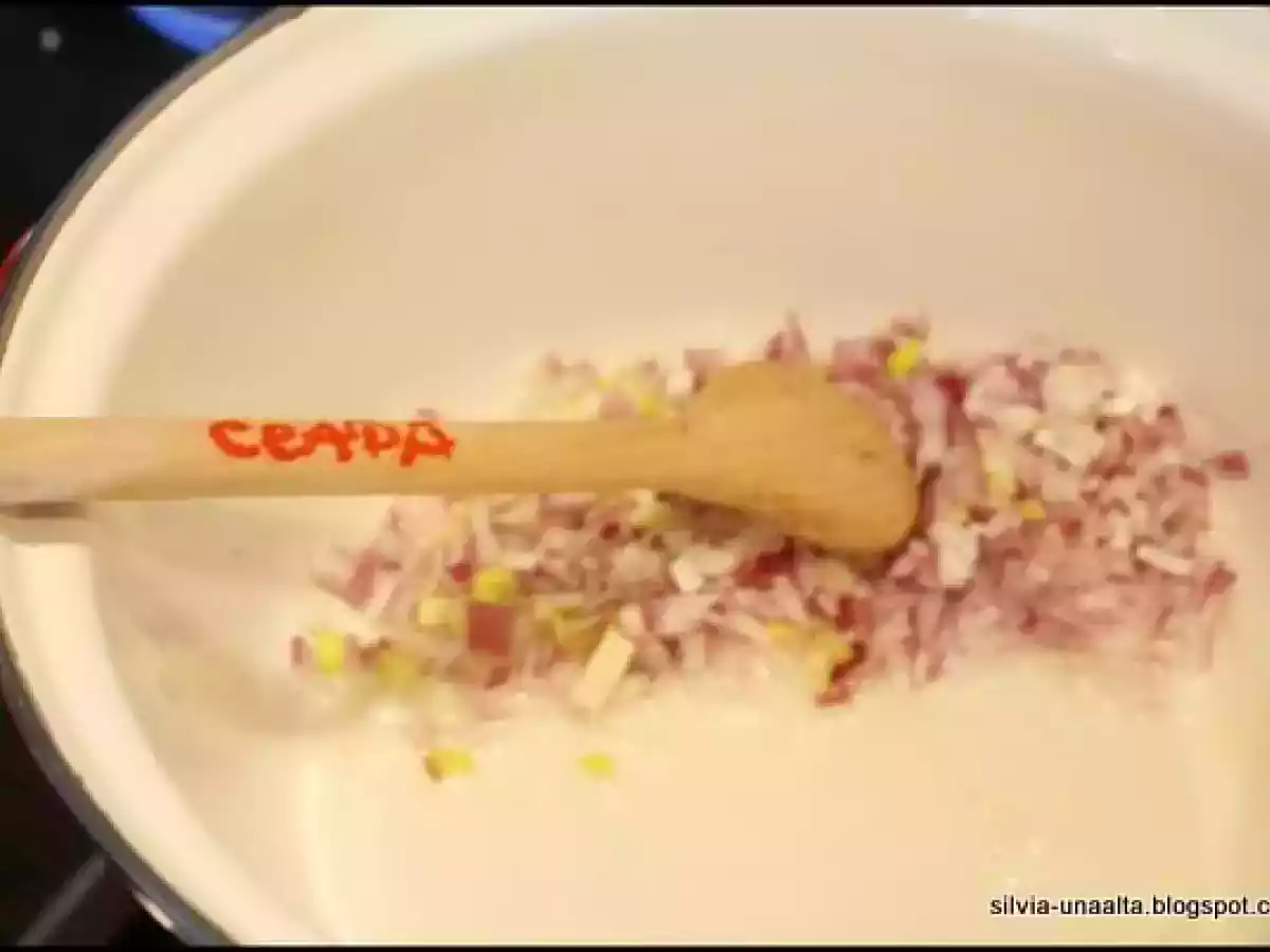 Mancare de mazare cu carnaciori afumati - poza 3