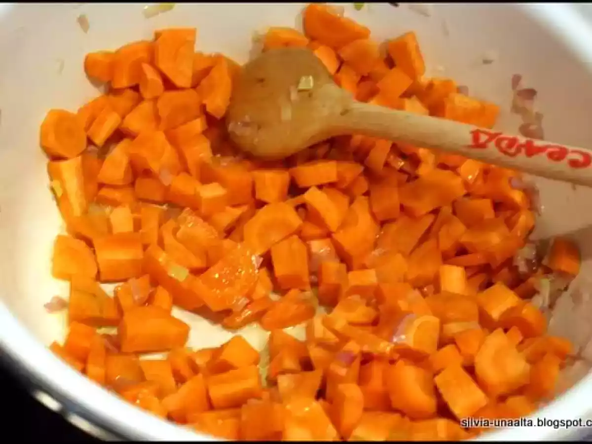 Mancare de mazare cu carnaciori afumati - poza 4