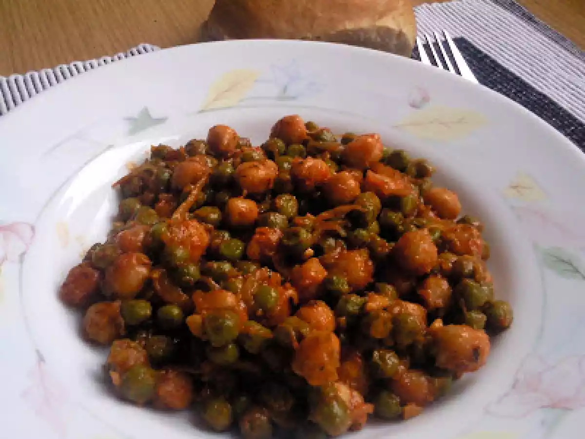 MANCARE DE NAUT SI MAZARE / GUISO DE GARBANZO Y GUISANTES