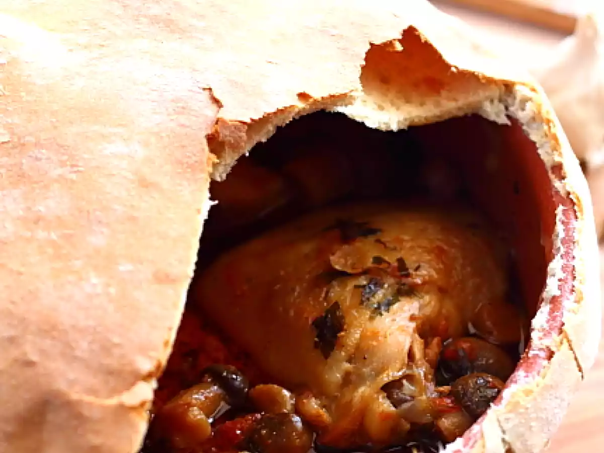 Mancare de pui sub capac de paine