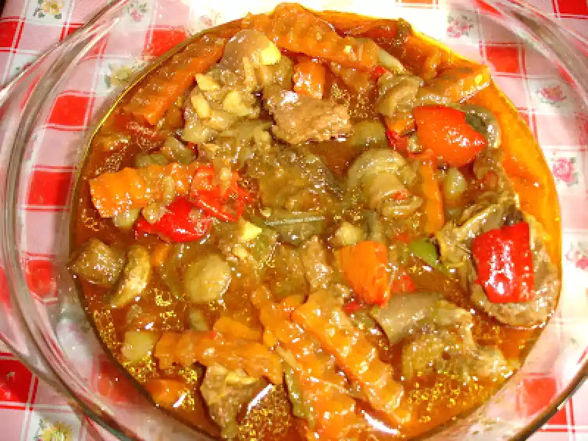 Mancare de vita cu ardei si ciupercute