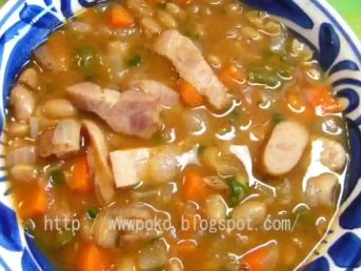 Mancarica de fasole in sos de rosii