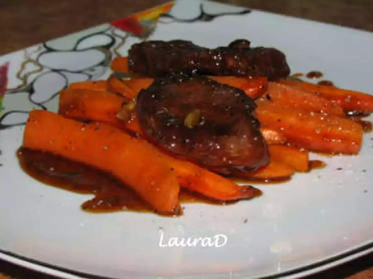 Manzat glazurat cu miere si morcovi copti