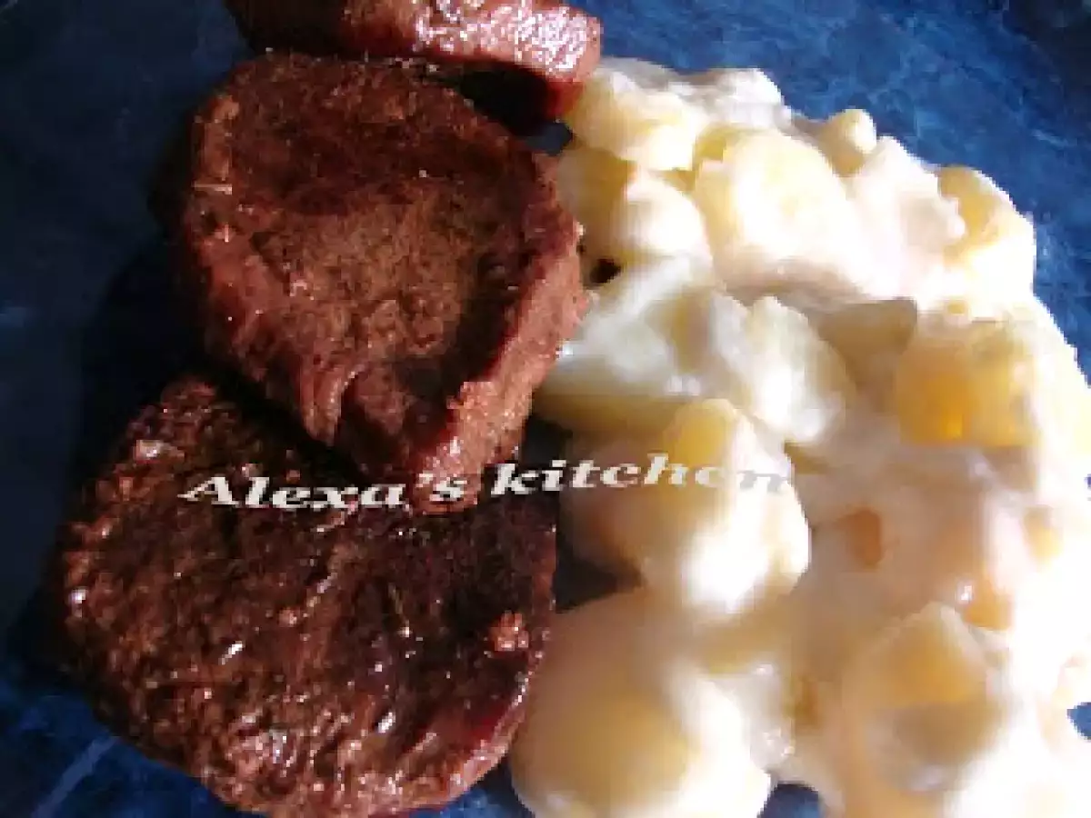 Manzat la tava cu garnitura gratinata