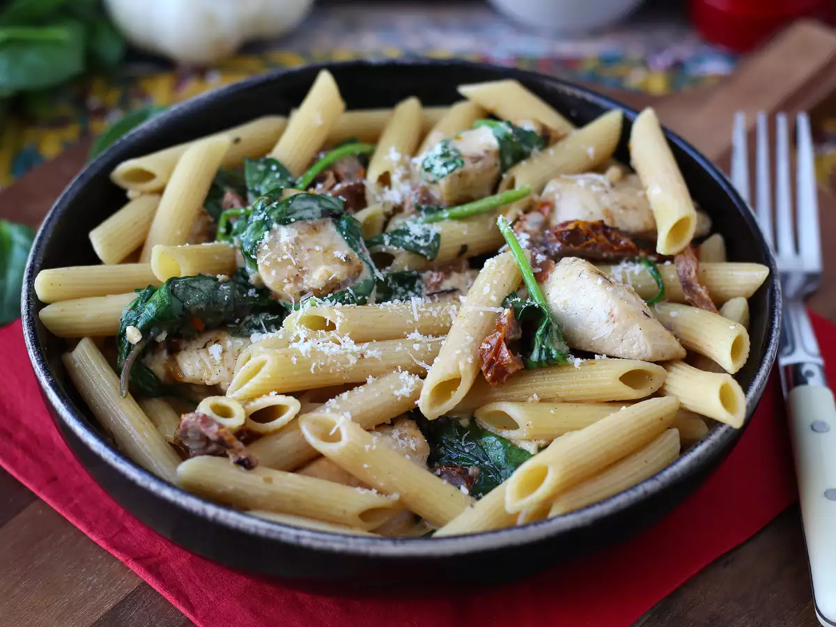 Marry Me Chicken Pasta: paste cremoase cu pui, roșii uscate și parmezan