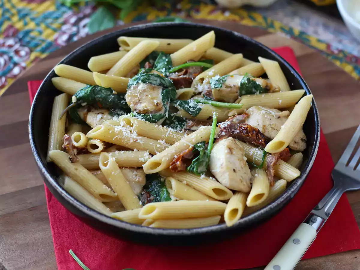 Marry Me Chicken Pasta: paste cremoase cu pui, roșii uscate și parmezan - poza 2