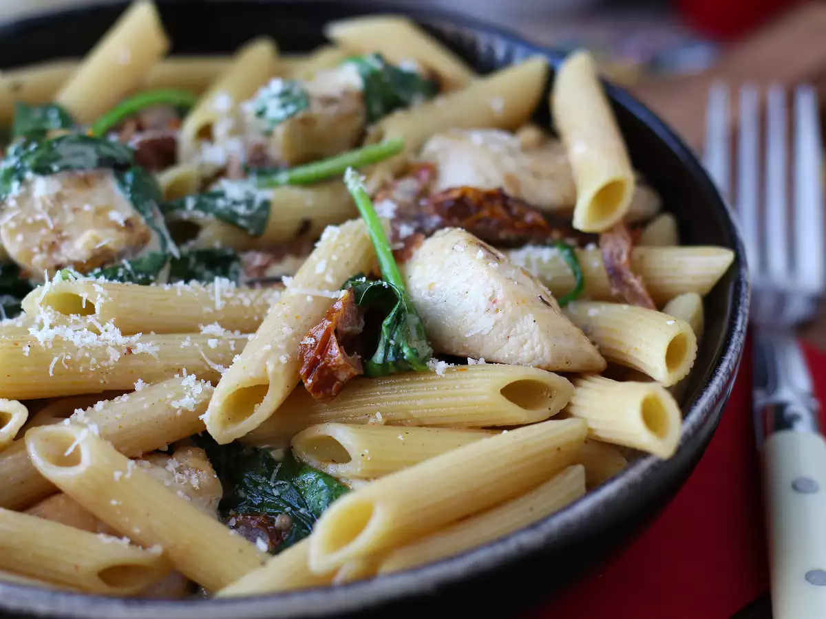 Marry Me Chicken Pasta: paste cremoase cu pui, roșii uscate și parmezan - poza 4