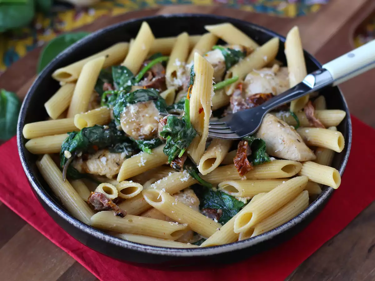Marry Me Chicken Pasta: paste cremoase cu pui, roșii uscate și parmezan - poza 5