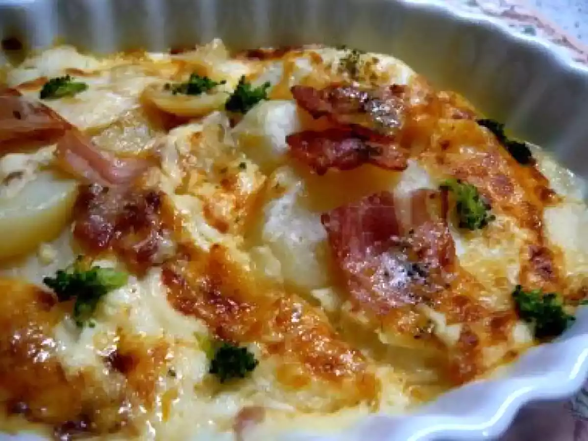 Meniul zilei -gratin de cartofi si salata de legume calite