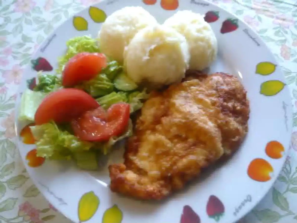 Meniul zilei -Snitel de pui cu piure de cartofi