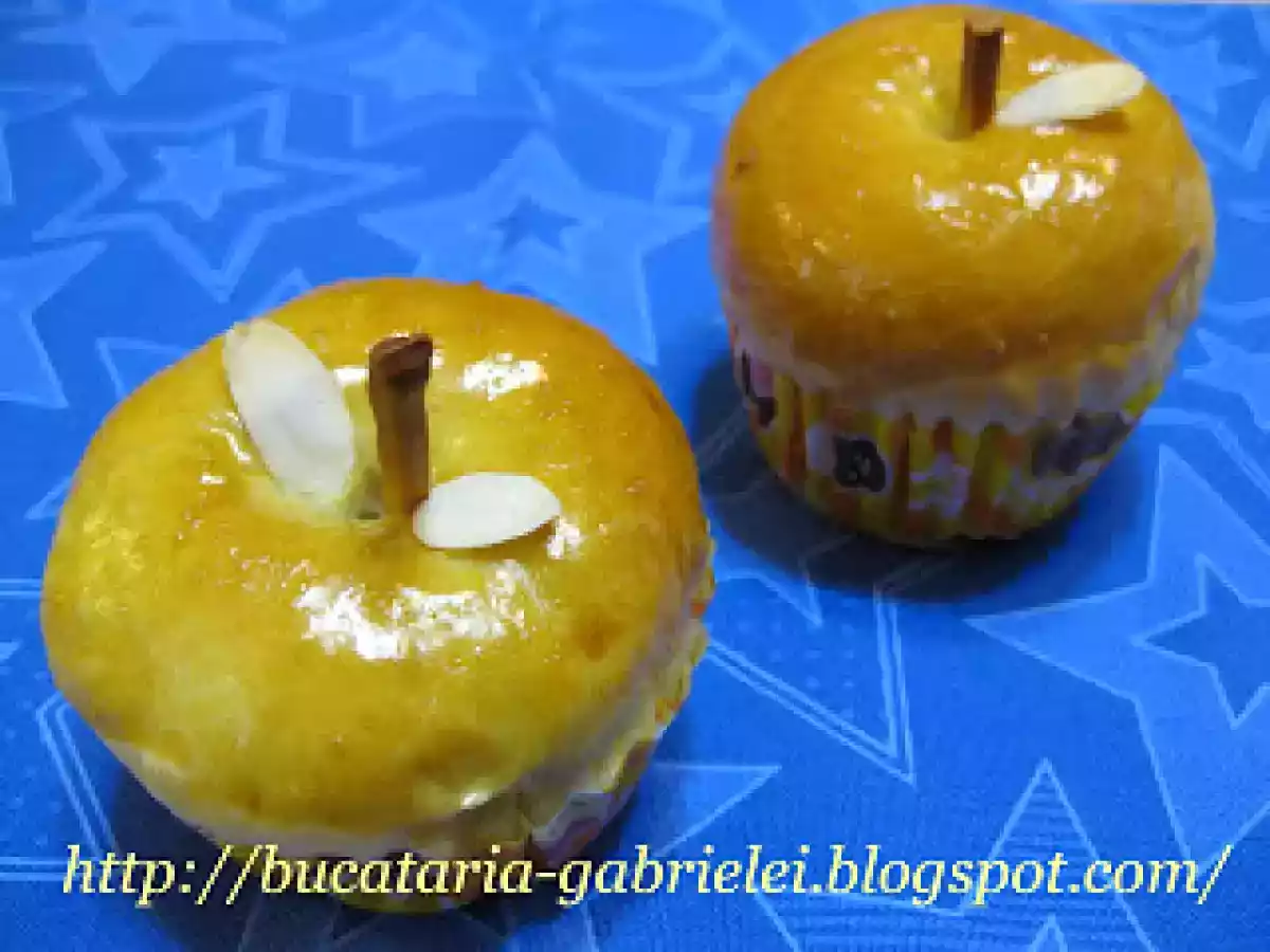 Mere din aluat (paine cu mere si stafide)