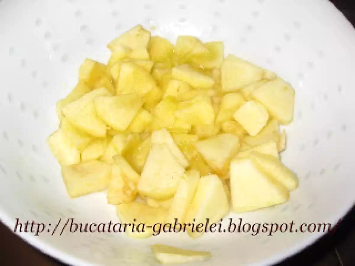 Mere din aluat (paine cu mere si stafide) - poza 2