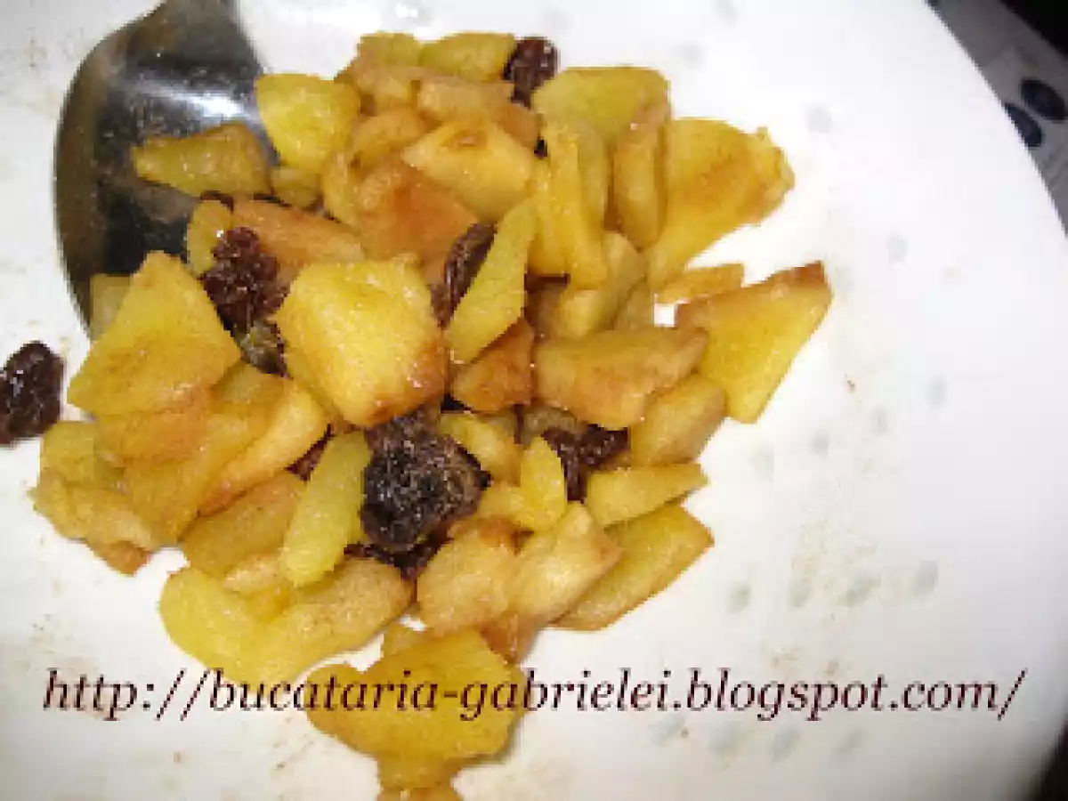 Mere din aluat (paine cu mere si stafide) - poza 3