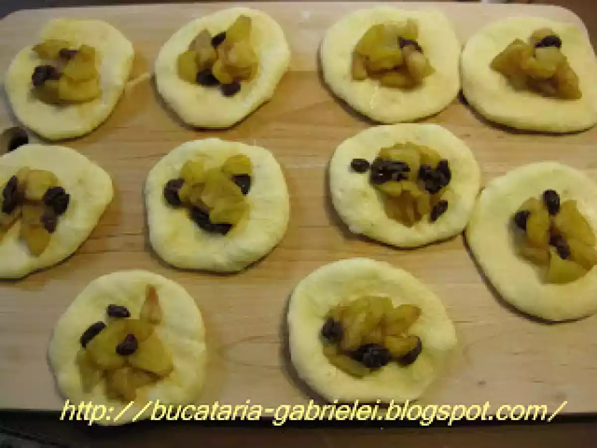 Mere din aluat (paine cu mere si stafide) - poza 4