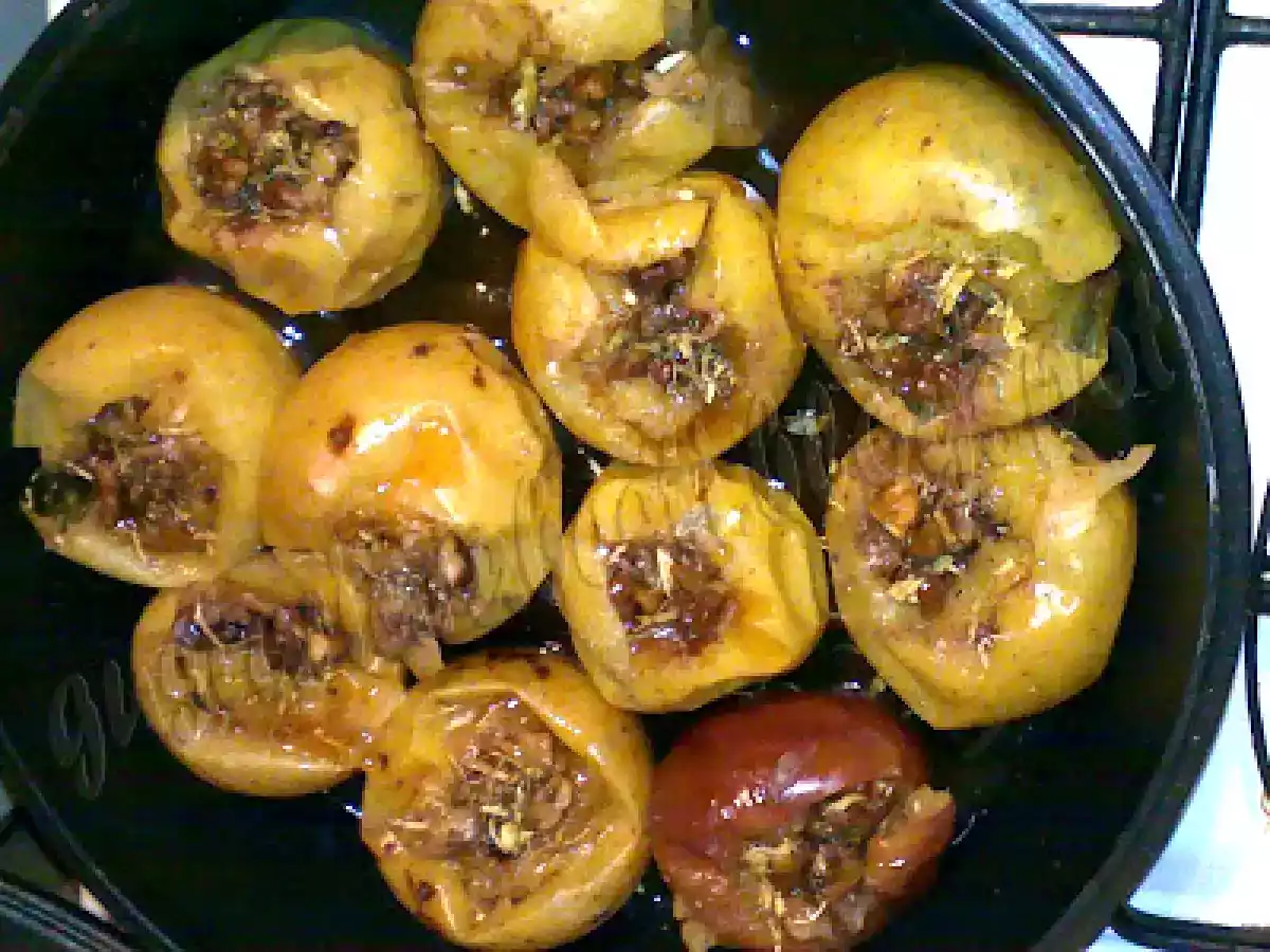 Mere umplute cu nuci si miere la cuptor