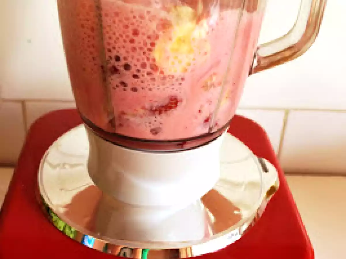 Milkshake de capsune si banane- racoritorrr :D - poza 6