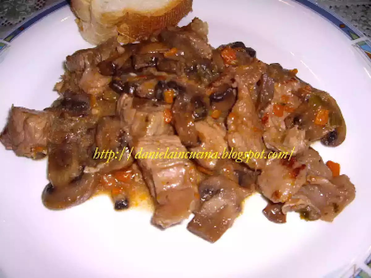 Mincarica cu carne de vita si ciuperci/Spezzatino di vitello coi funghi