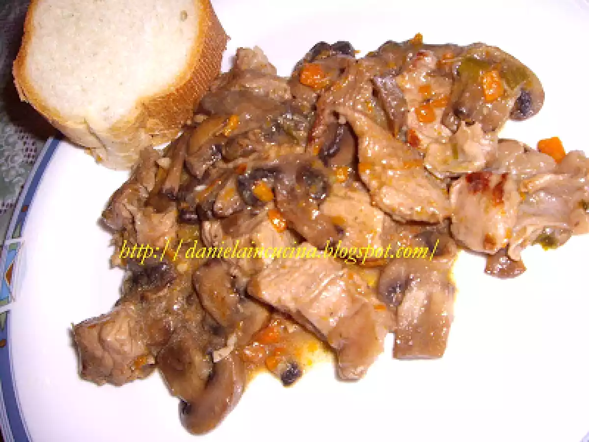 Mincarica cu carne de vita si ciuperci/Spezzatino di vitello coi funghi - poza 9