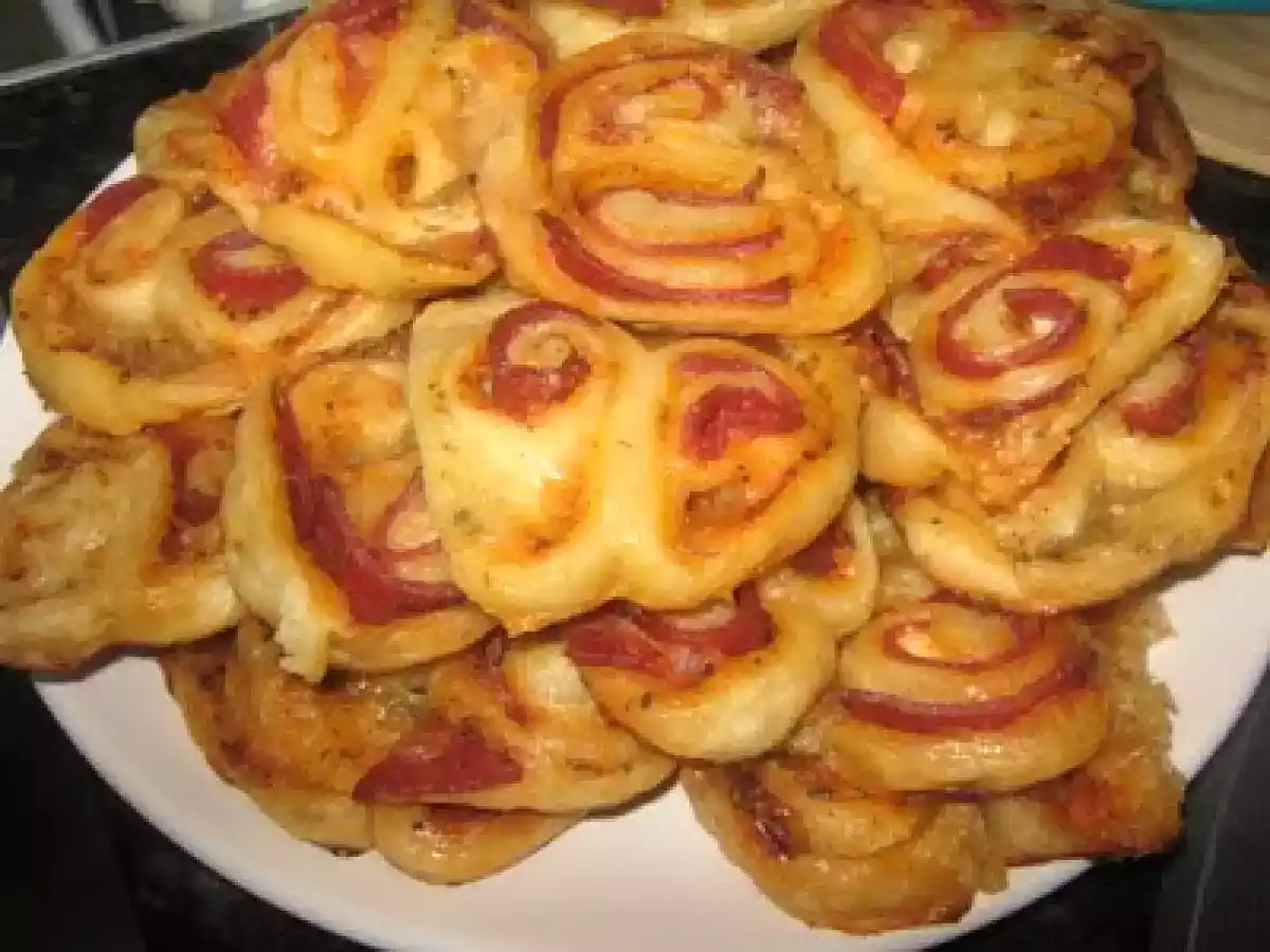 Mini pizza cu aluat de foietaj si mozzarella