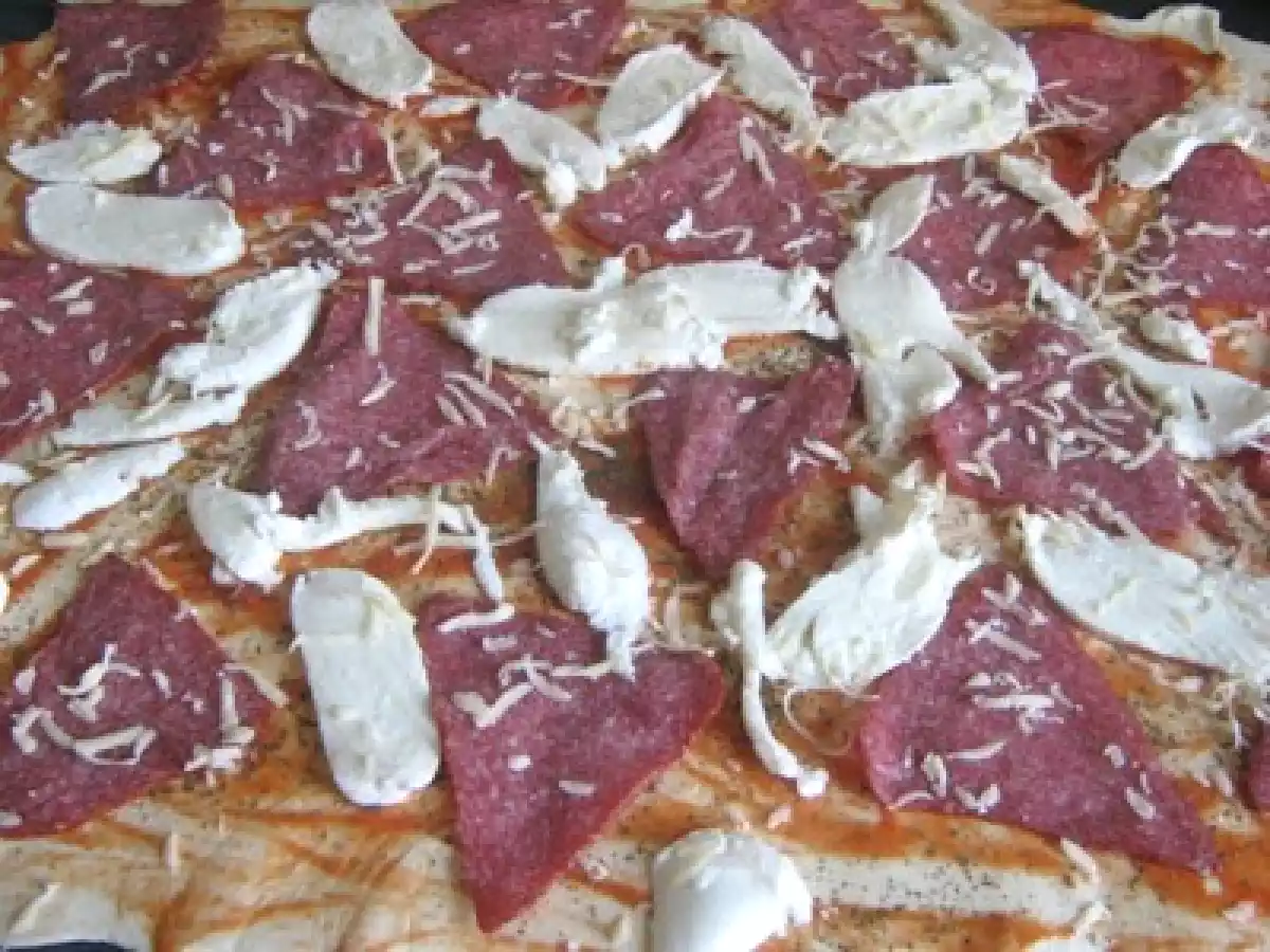 Mini pizza cu aluat de foietaj si mozzarella - poza 4