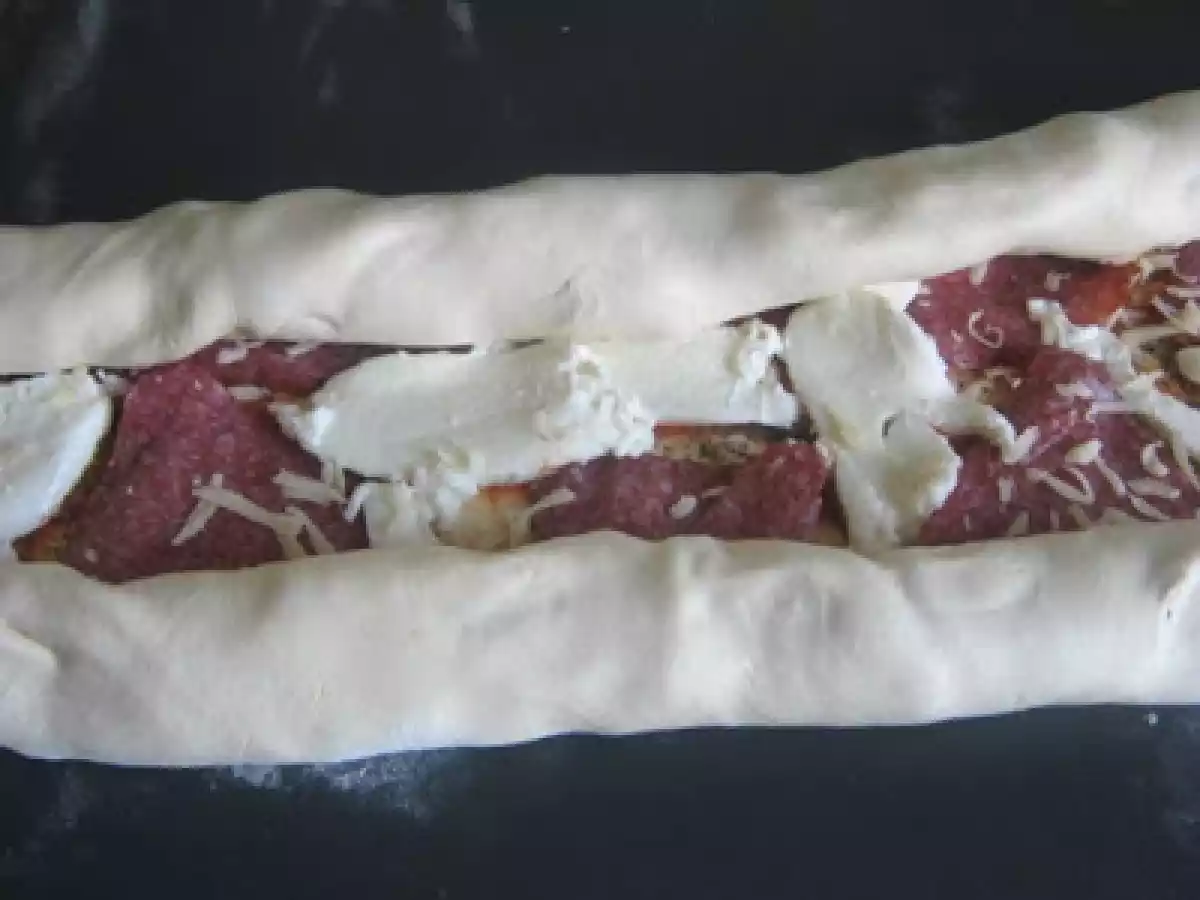 Mini pizza cu aluat de foietaj si mozzarella - poza 5