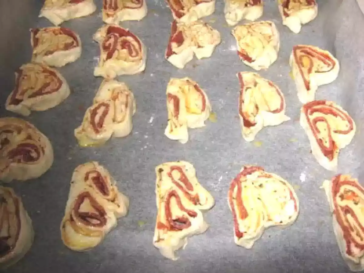 Mini pizza cu aluat de foietaj si mozzarella - poza 6