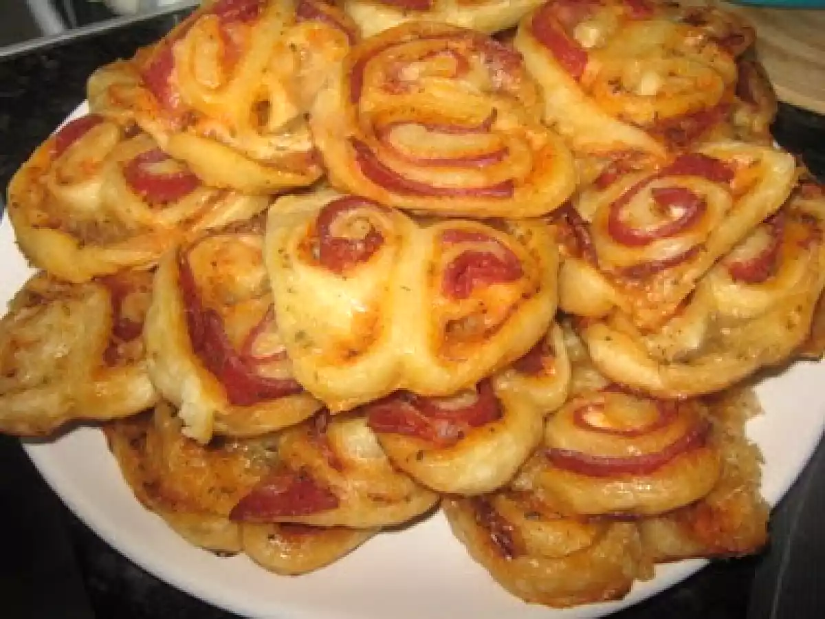 Mini pizza cu aluat de foietaj si mozzarella - poza 7