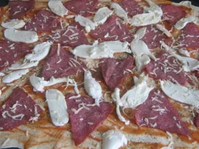 Mini pizza cu aluat de foietaj si mozzarella - poza 4