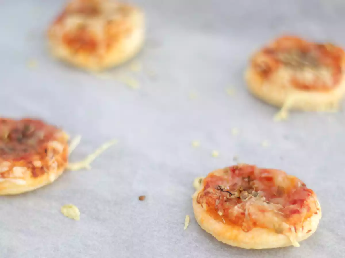 Mini pizza cu foietaj