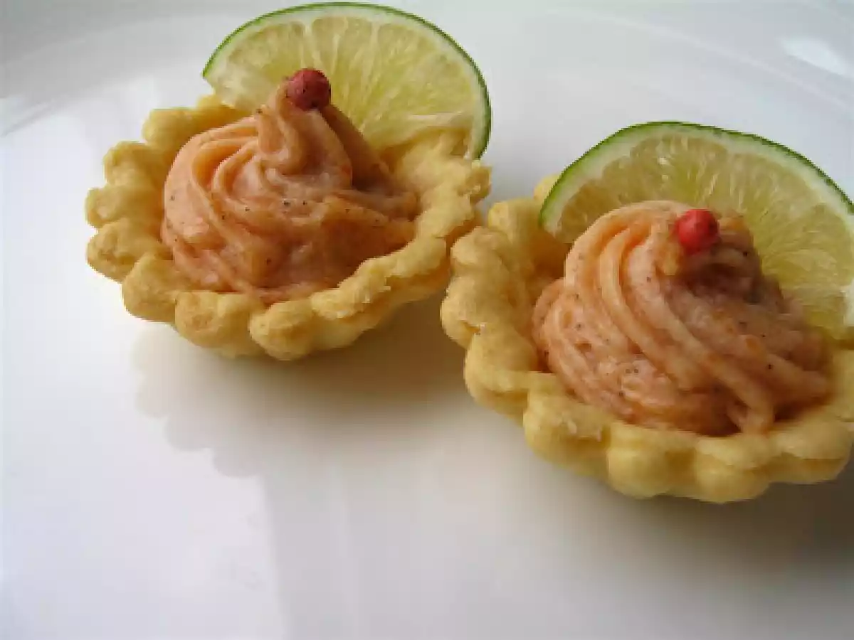 Mini tarte cu mousse de somon